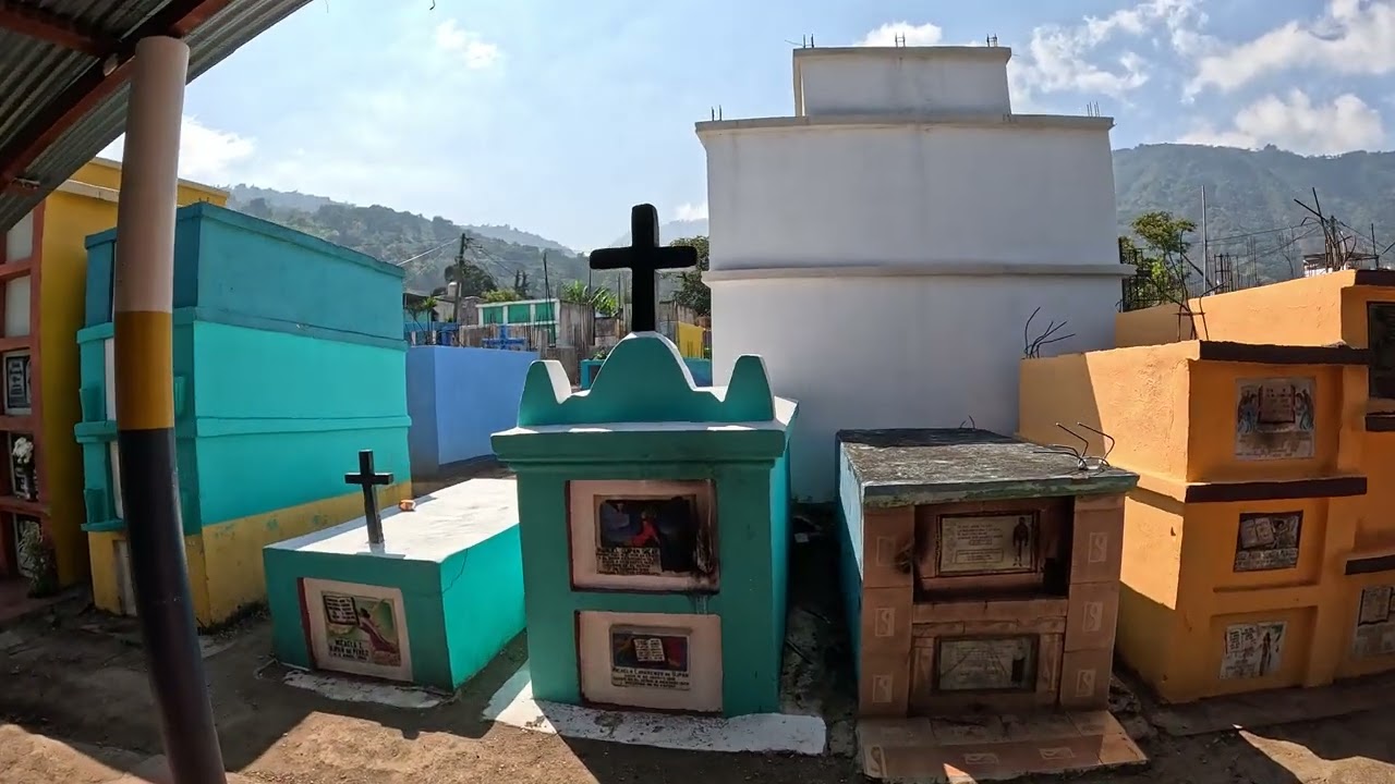 Η ζωή και ο θάνατος στο κοιμητήριο του San Juan στη λίμνη Atitlan.