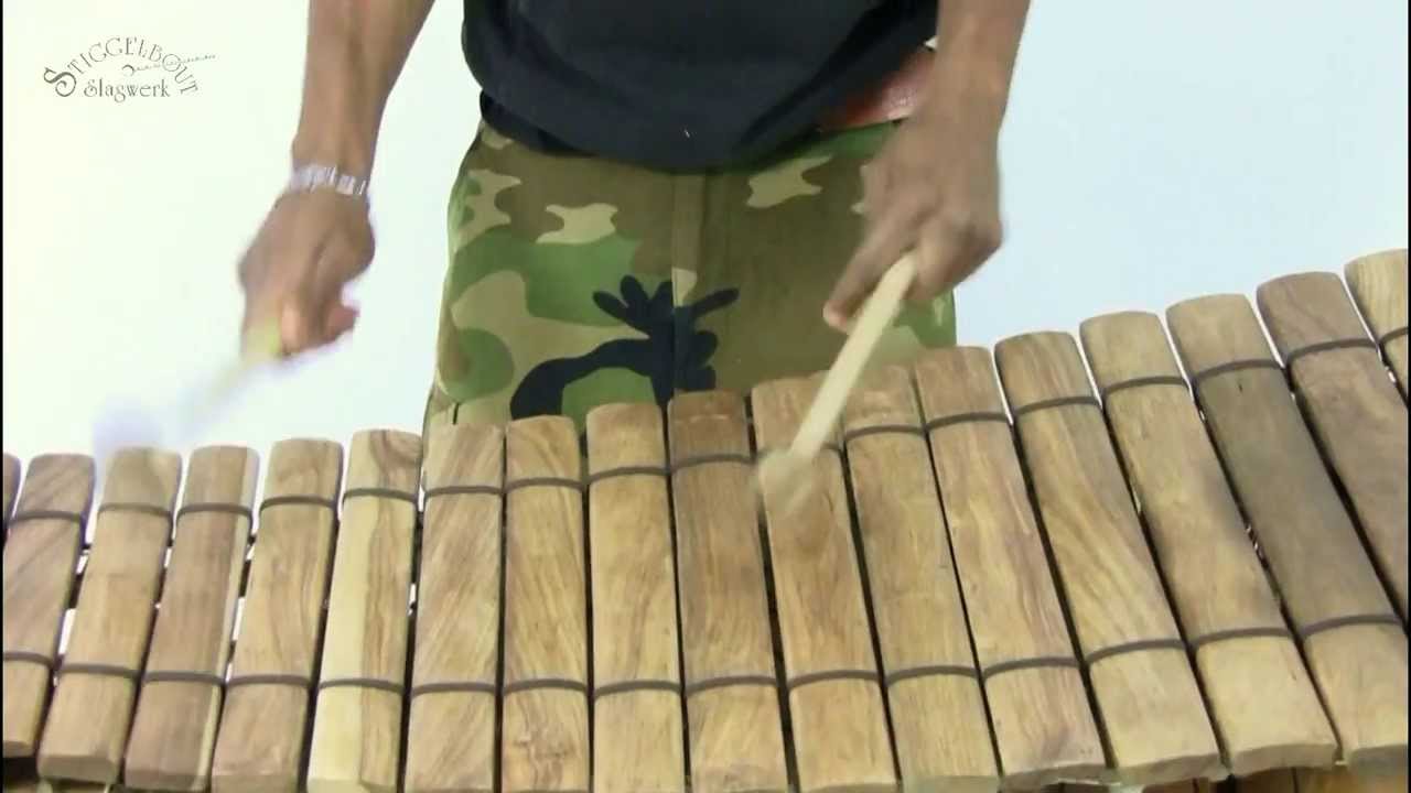 Issa Bouba bespeelt een diatonische balafoon uit Burkina faso voor Stiggelbout Slagwerk