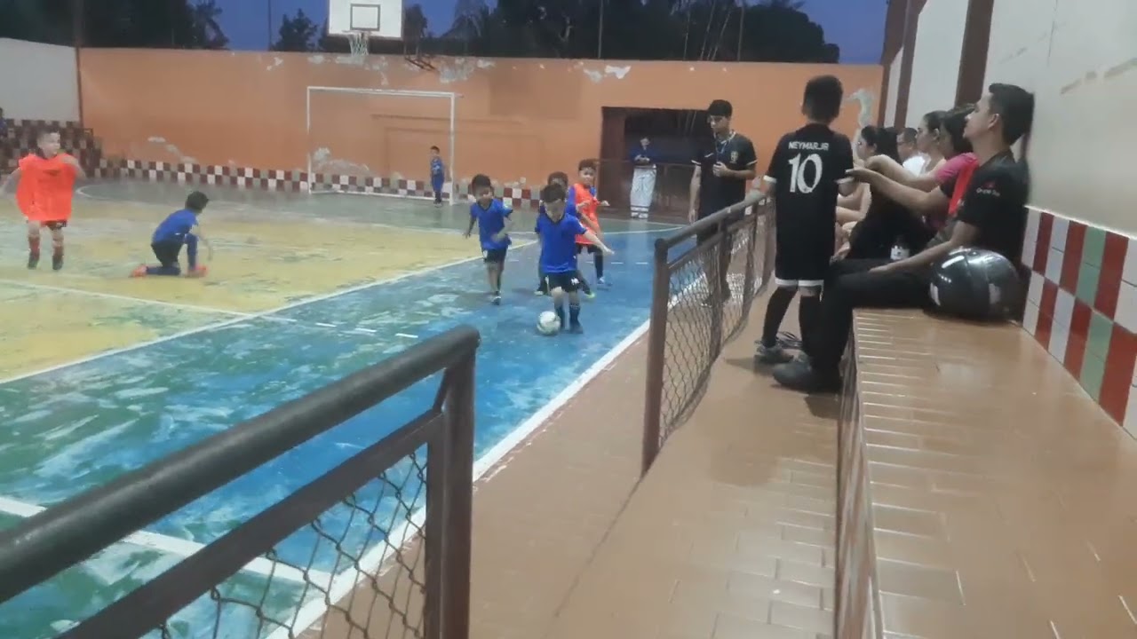Goleiro agarra muito