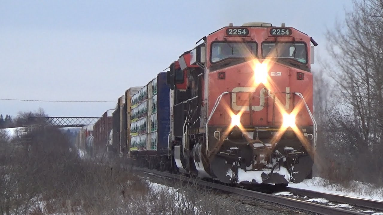 Very Fast Freight Train CN 507 passing Nappan, NS heading towards Amherst