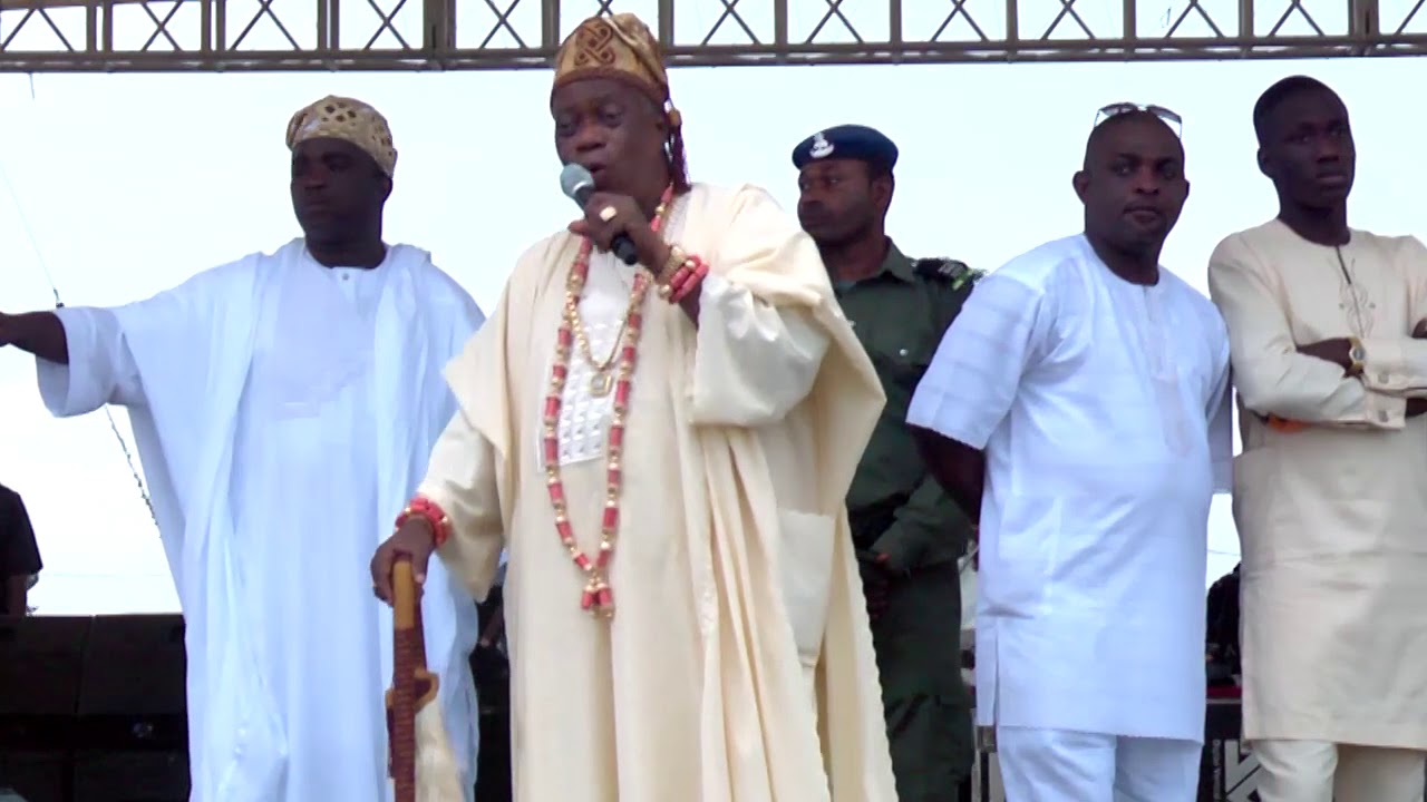 K1 DE ULTIMATE BOW DOWN FOR OBA EPE WHILE DELIVERING EMOTIONAL SPEECH ABOUT GOV AMBODE