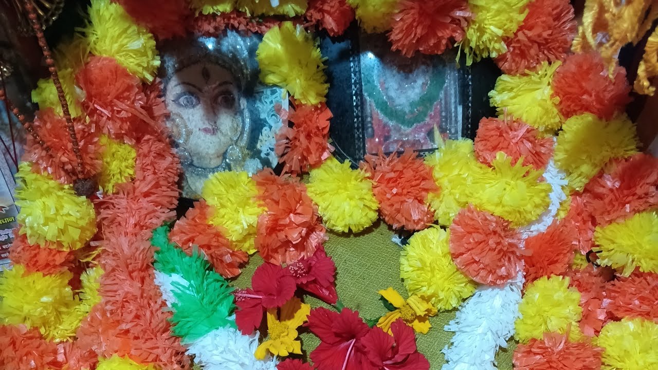 जगत जननी मां दुर्गा का दिव्य पुजा करते हुए