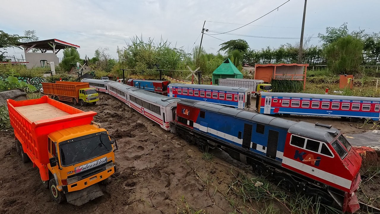 Bersimpangan di Dua Jalur Kereta Api panjang Lokomotif cc203 dan CC201 Berpapasan di Perlintasan