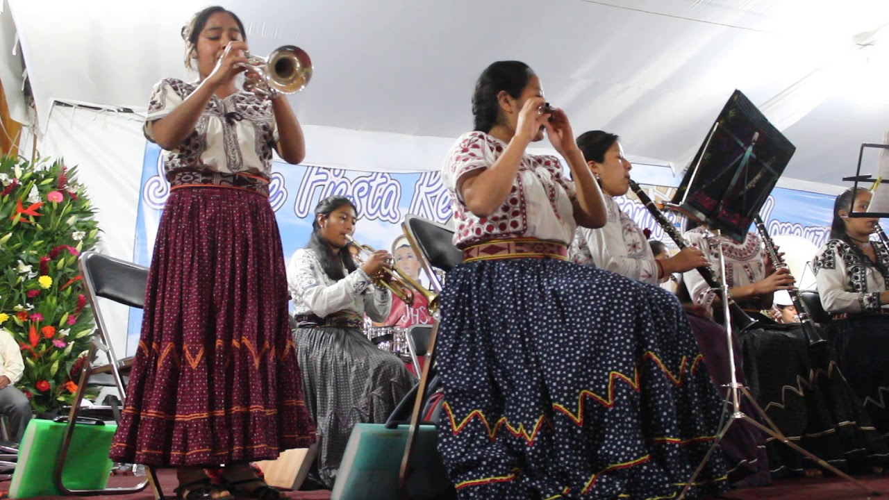 Banda femenil  Ka'ux "Virgen de la macarena"  Solista. Lucia Paula Hernández