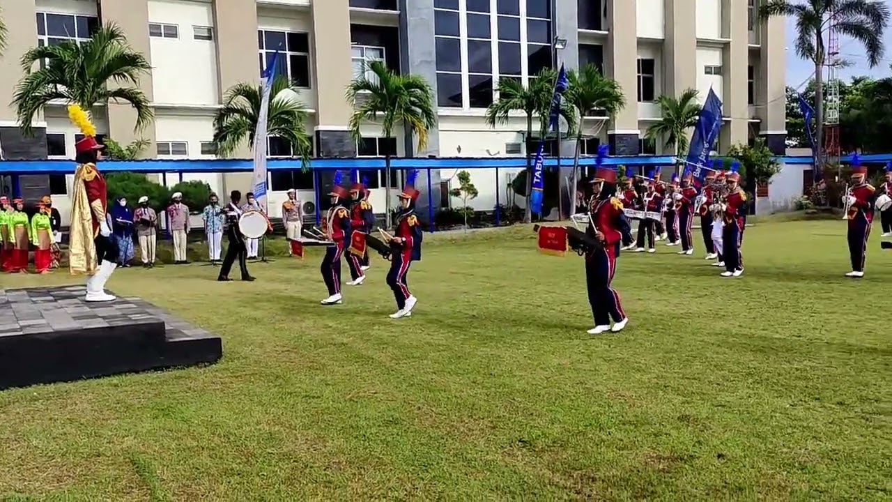 PENAMPILAN MARCHING BAND DALAM PELEPASAN SISWA ANGKATAN VI SMKN JATENG DI SEMARANG