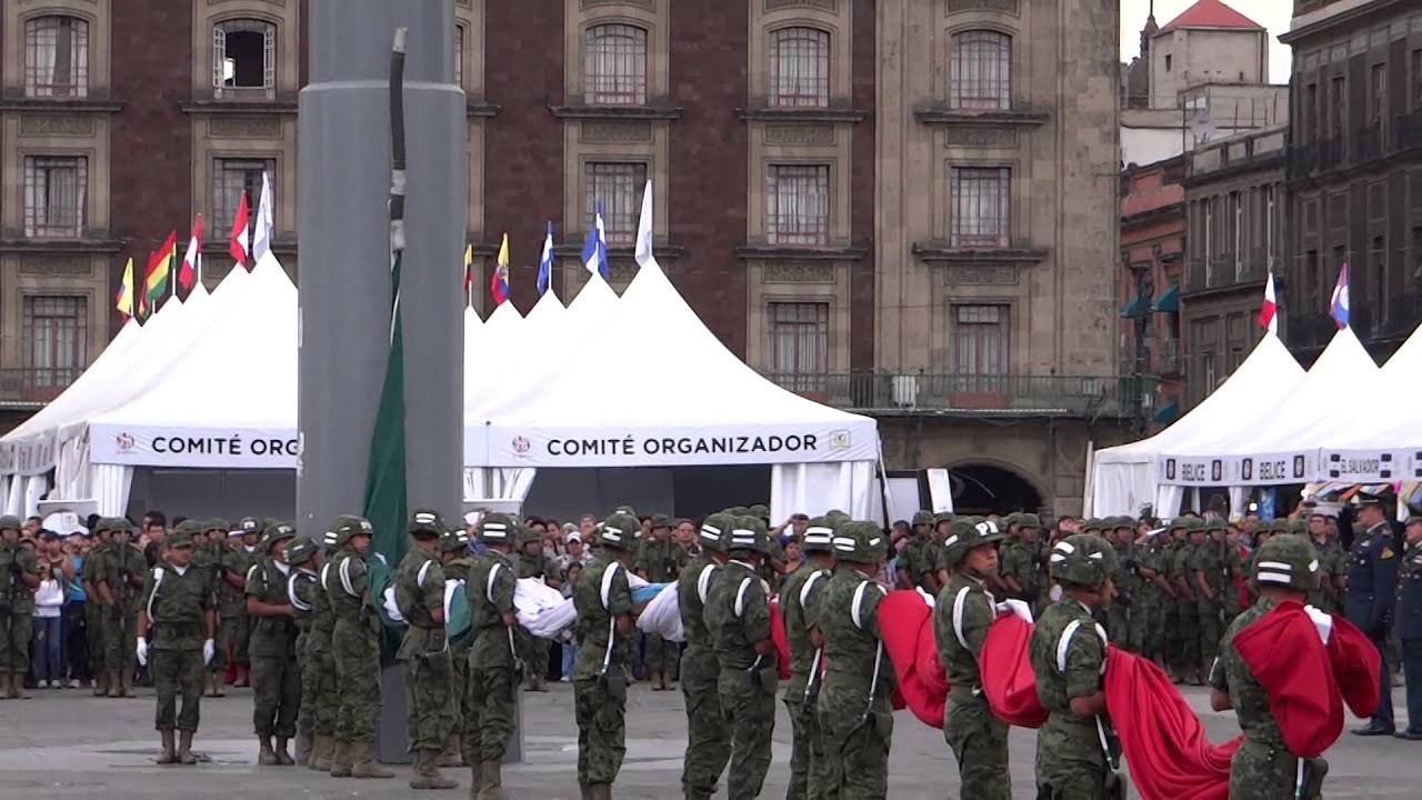Ceremonia de Arriamiento de la Bandera de México (Feria de las Culturas Amigas 2014)