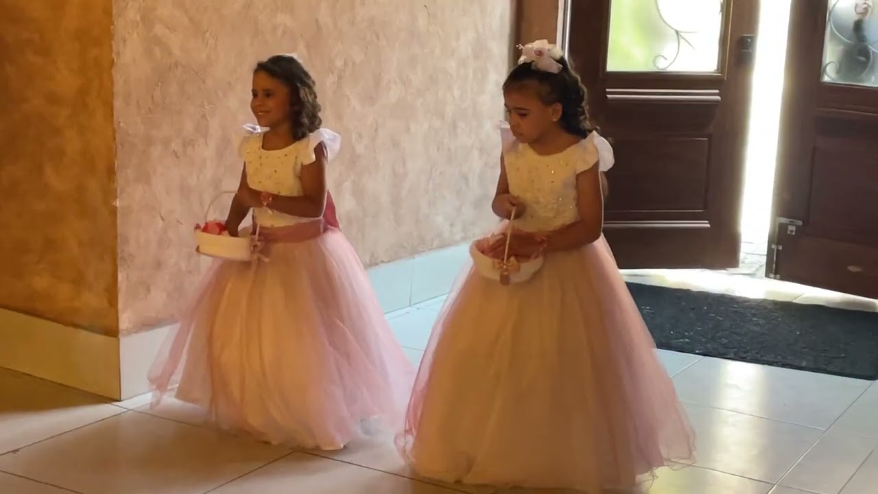 Linda entrada das floristas com a música velha infância