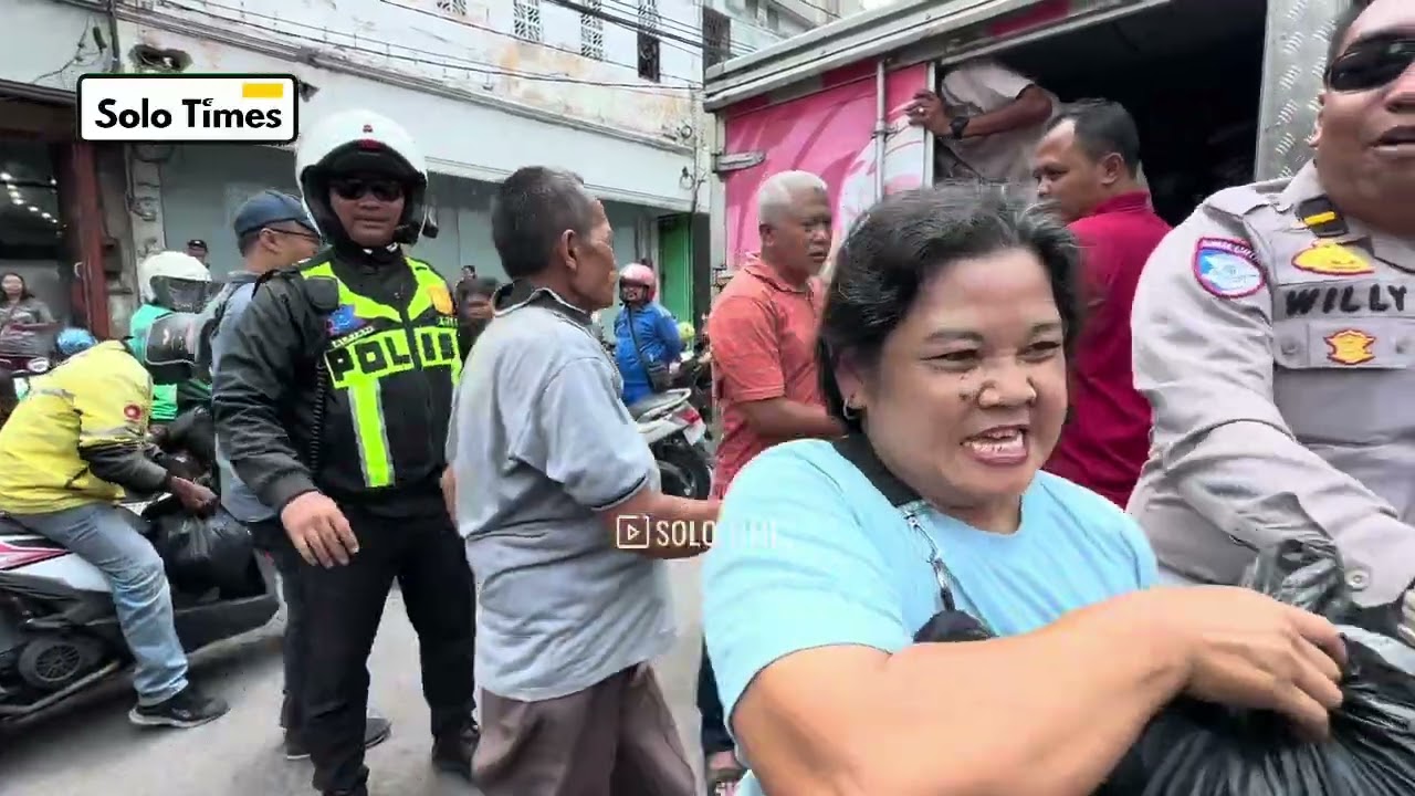 Antrian Pecah! Jokowi Bagikan Ratusan Sembako Pasar Legi, Solo