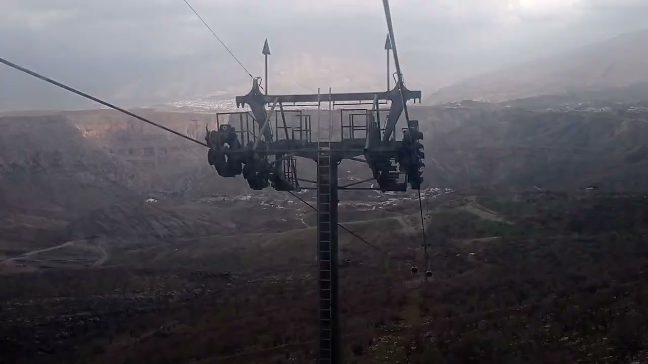 شاهد الصعود إلى جبل كورك في التلفريك في الشتاء والثلوج