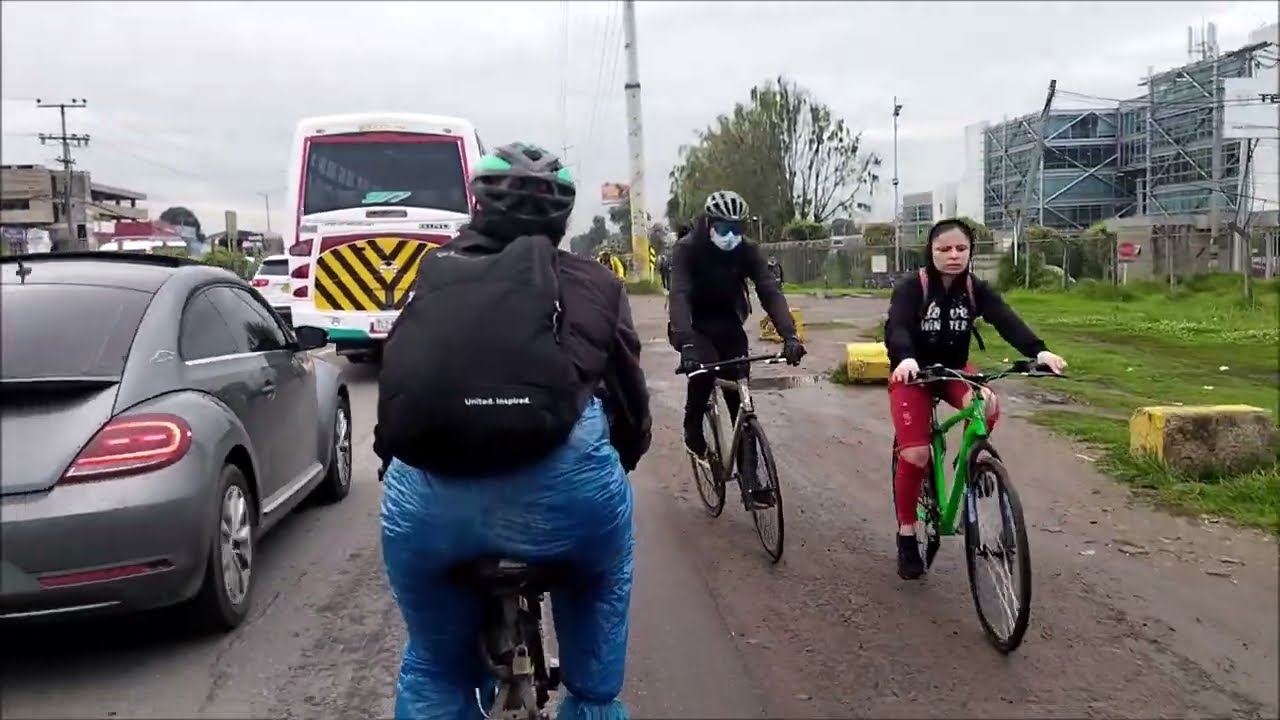 Ciclistas en contravía por la calle 80 desde el puente de Guadua hasta Siberia en 2022