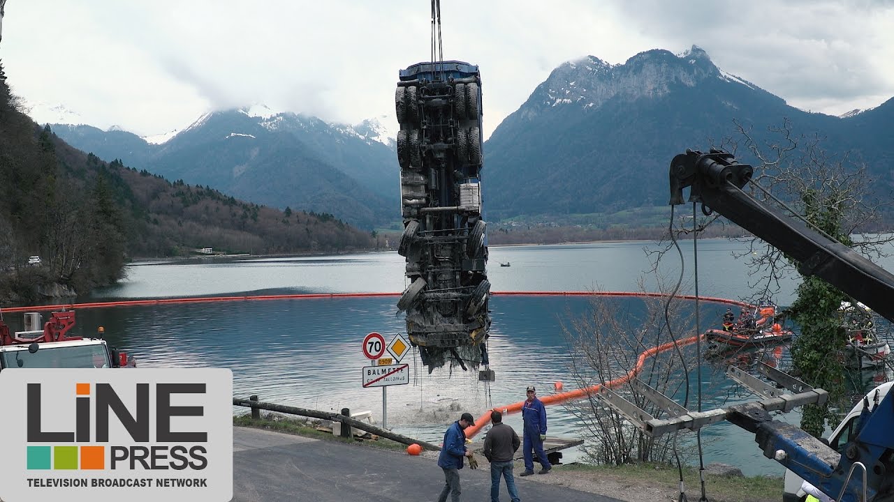 Relevage d'un camion dans le lac d'Annecy / Talloires-Montmin (74) - France 22 mars 2017