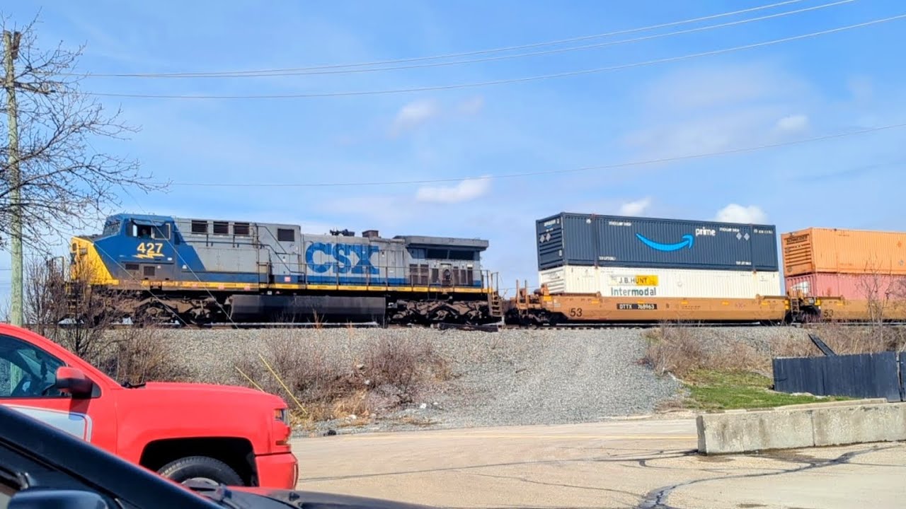 Southbound CSX I141 coming off the Dayton District as NS Northbound heads up CSX Cincinnati Term Sub