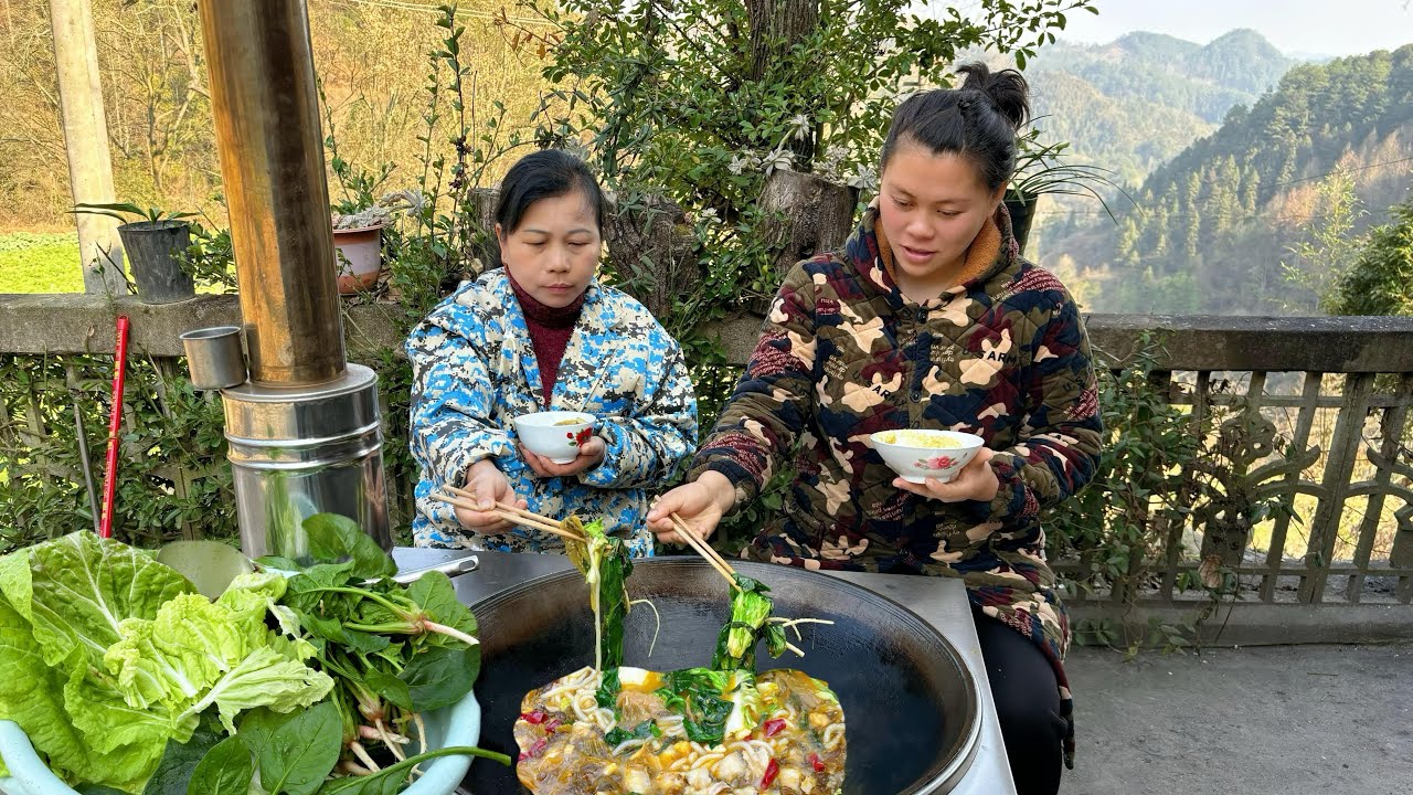 今天和老媽做了兩罐子酸菜，再扯些蔬菜做一鍋酸菜魚吃過癮 made some pickled Chinese cabbage today