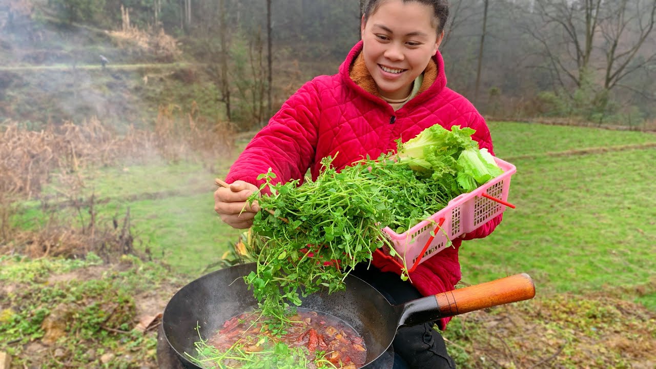 今天扯了一籃子野菜，再用牛蹄煮個火鍋，野菜燙著吃到飽真過癮record my rural life