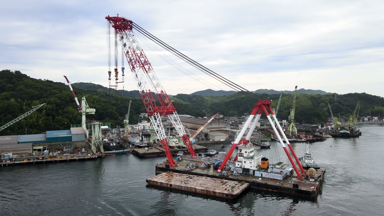 空撮　「新来島波止浜どっく」と深田サルベージ（株）の「大型起重機船　駿河」