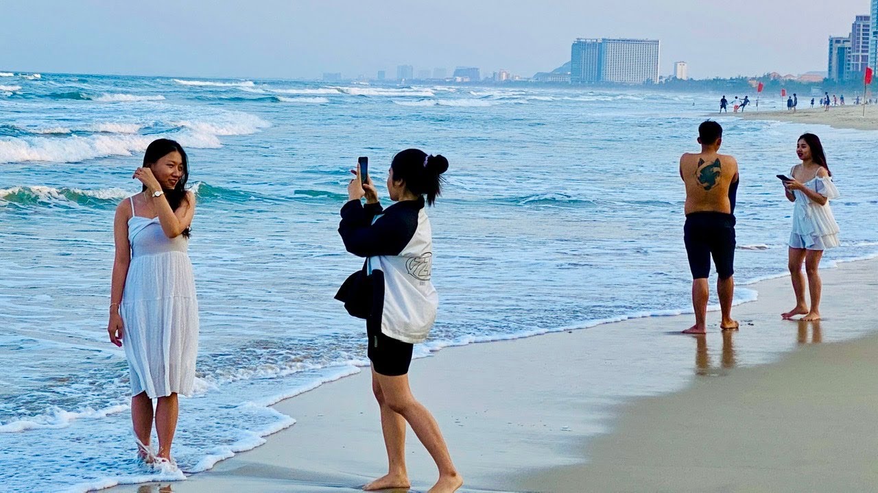 【🇻🇳 4K】Vietnam Walking Tour - Sunset Walk at Da Nang City Beach 🏖