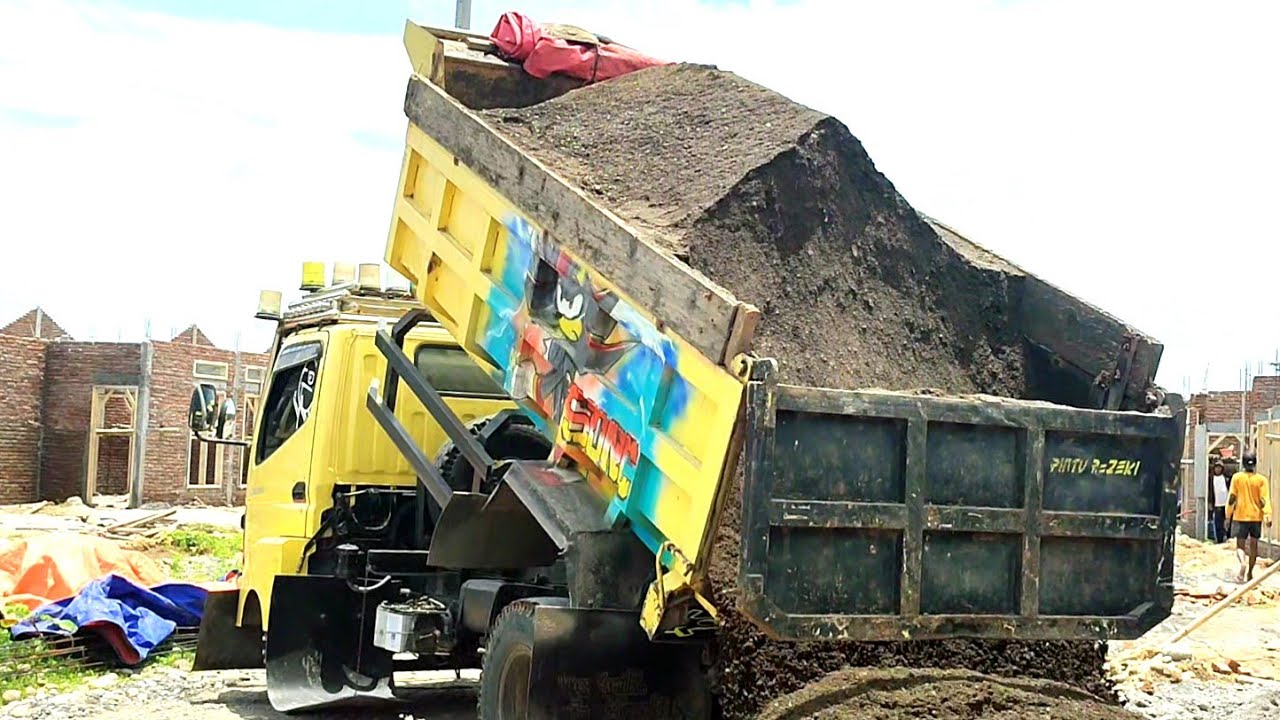 Mobil Dump Truk Pasir Jomplang Muatan Bergantian Di Pembangunan Kompleks