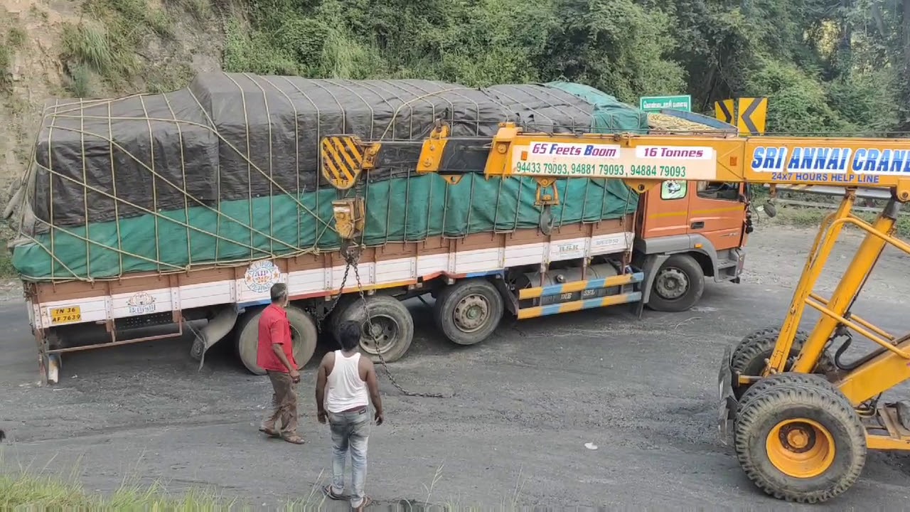 Dhimbam ghat road 12wheel lorry Tyre bursts in hairpin bend with heavy load