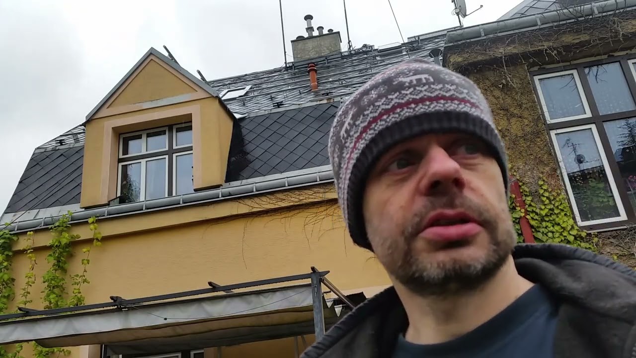 Vytahal jsem v dešti pár solárních panelů na střechu a ani jeden mi nespadl dolů