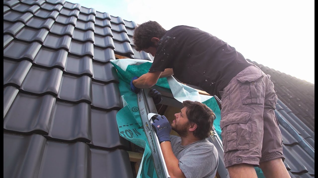 Montarea ferestrei de mansardă între căpriori