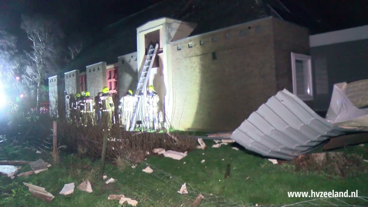 Ravage door ingestorte loods in Anna Jacobapolder