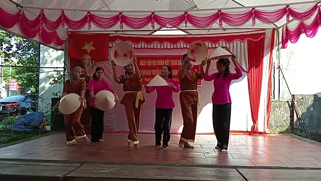 Tổ dân vũ xóm Đầu Làng thôn Phú Ân dự ngày hội đoàn kết toàn dân tộc năm 2025 