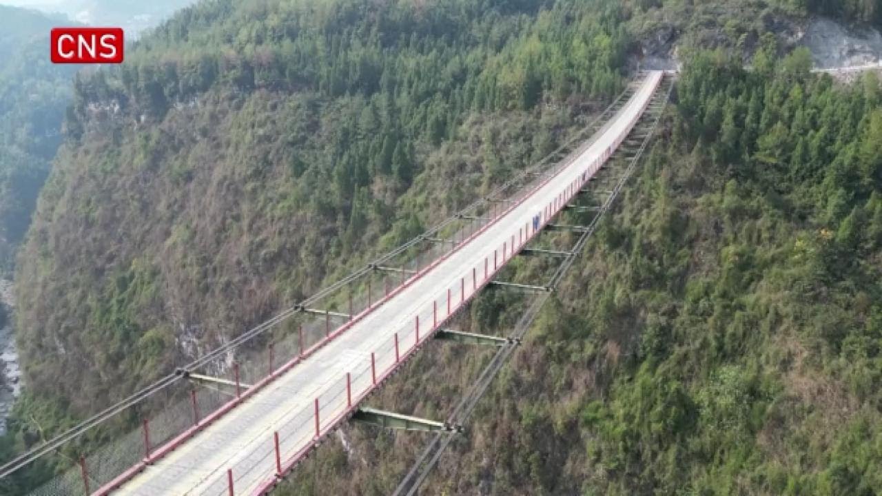 300-meter high valley-spanning cableway bridge built in Chongqing