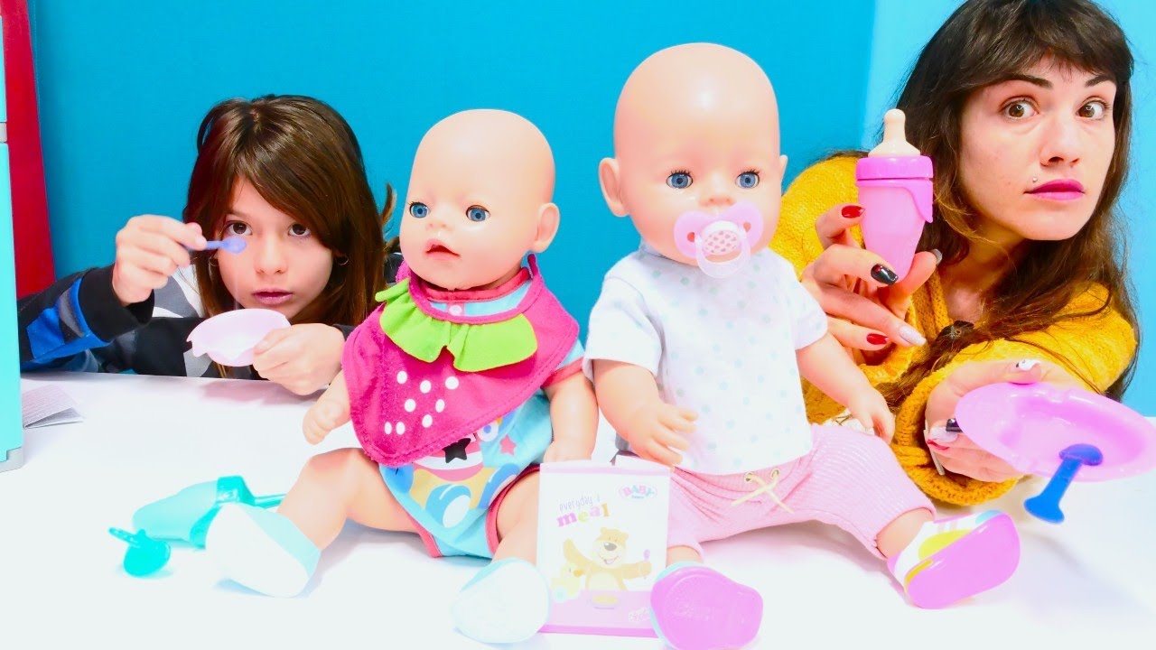 Bebek videosu! Ümit ve Zara Baby Born oyuncak bebeklere mama hazırlıyor - Kız oyunu