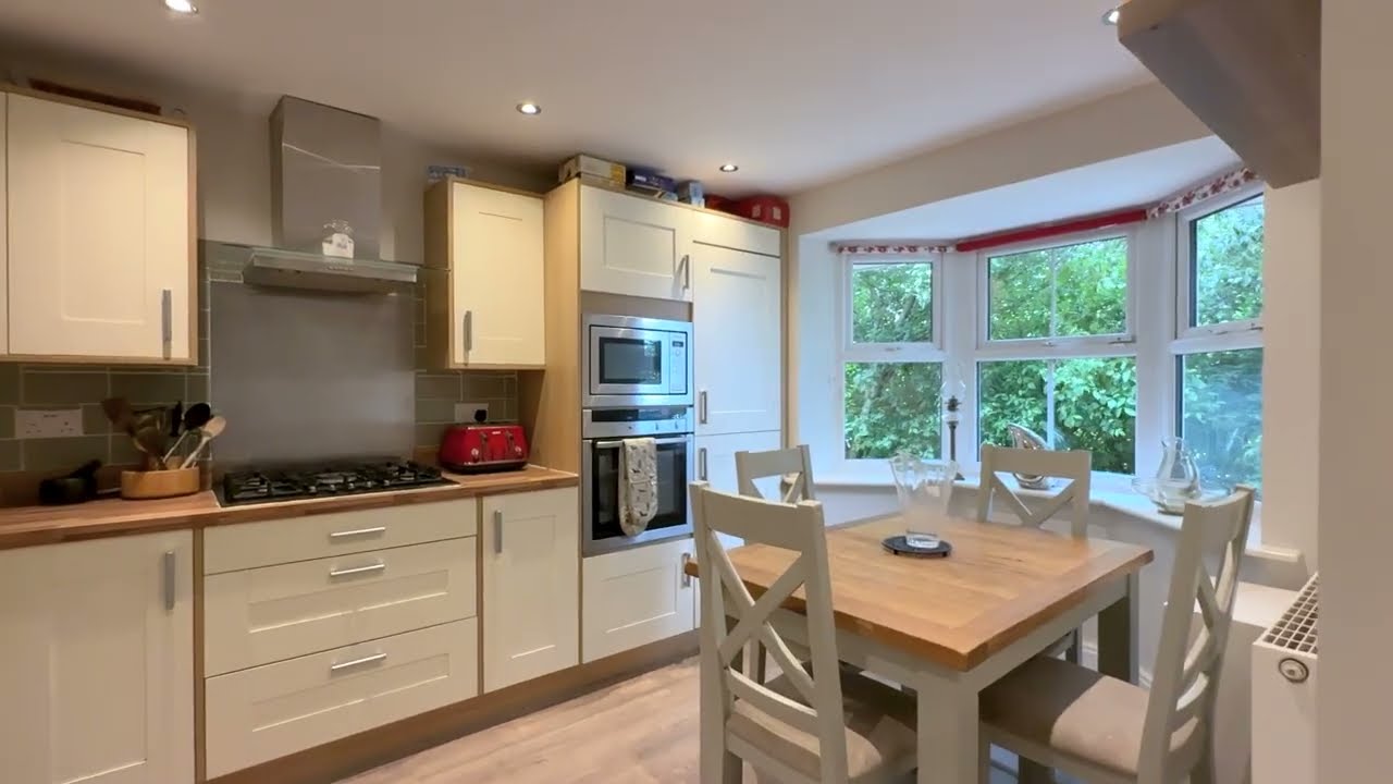 Modern Three Bedroom Semi-Detached Home with South-Facing Garden and no onward chain