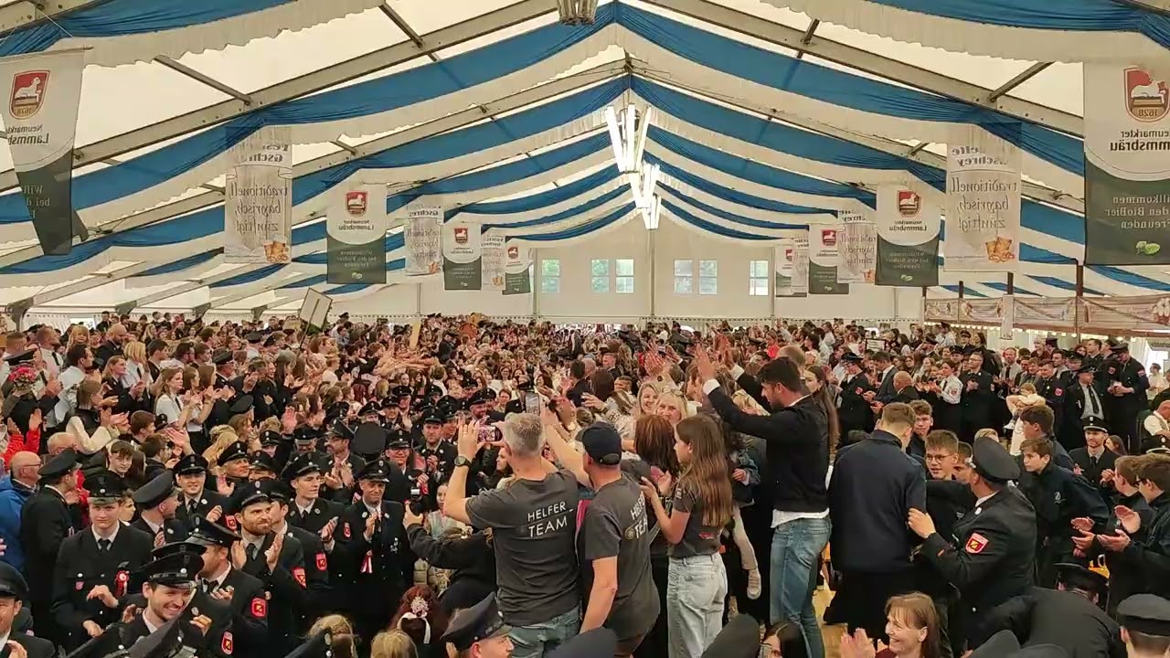 150 Jahre ffw berg zum Fahneneinzug mit den  Quertreiber