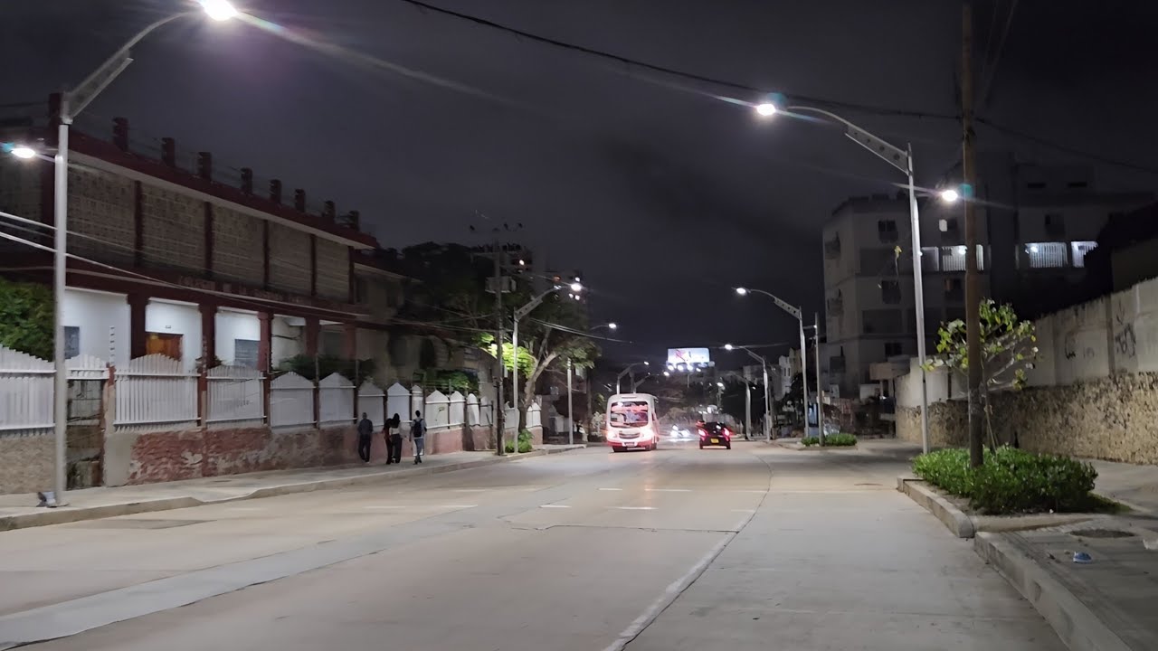 Así se ve el bulevar de la calle 72 de Barranquilla de noche.