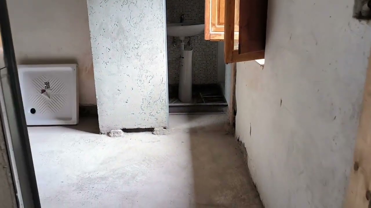 BILOCALE DA RISTRUTTURARE CON BAGNO FINESTRATO