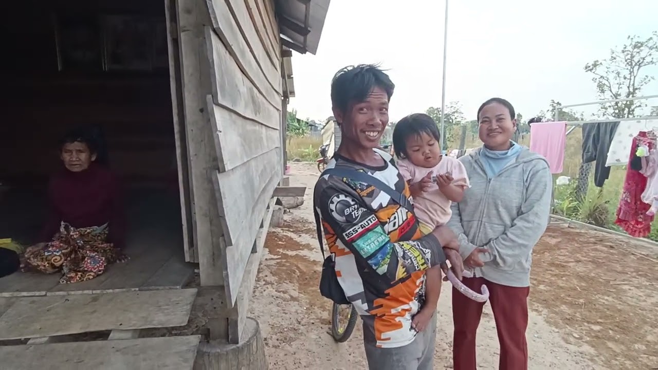 ក្នុងភូមិអូក្សាន្តថ្ងៃនេះមានសភាពស្ងប់ស្ងាត់បងប្អូនទៅស៊ីឈ្នួលច្រូតឱ្យគេ