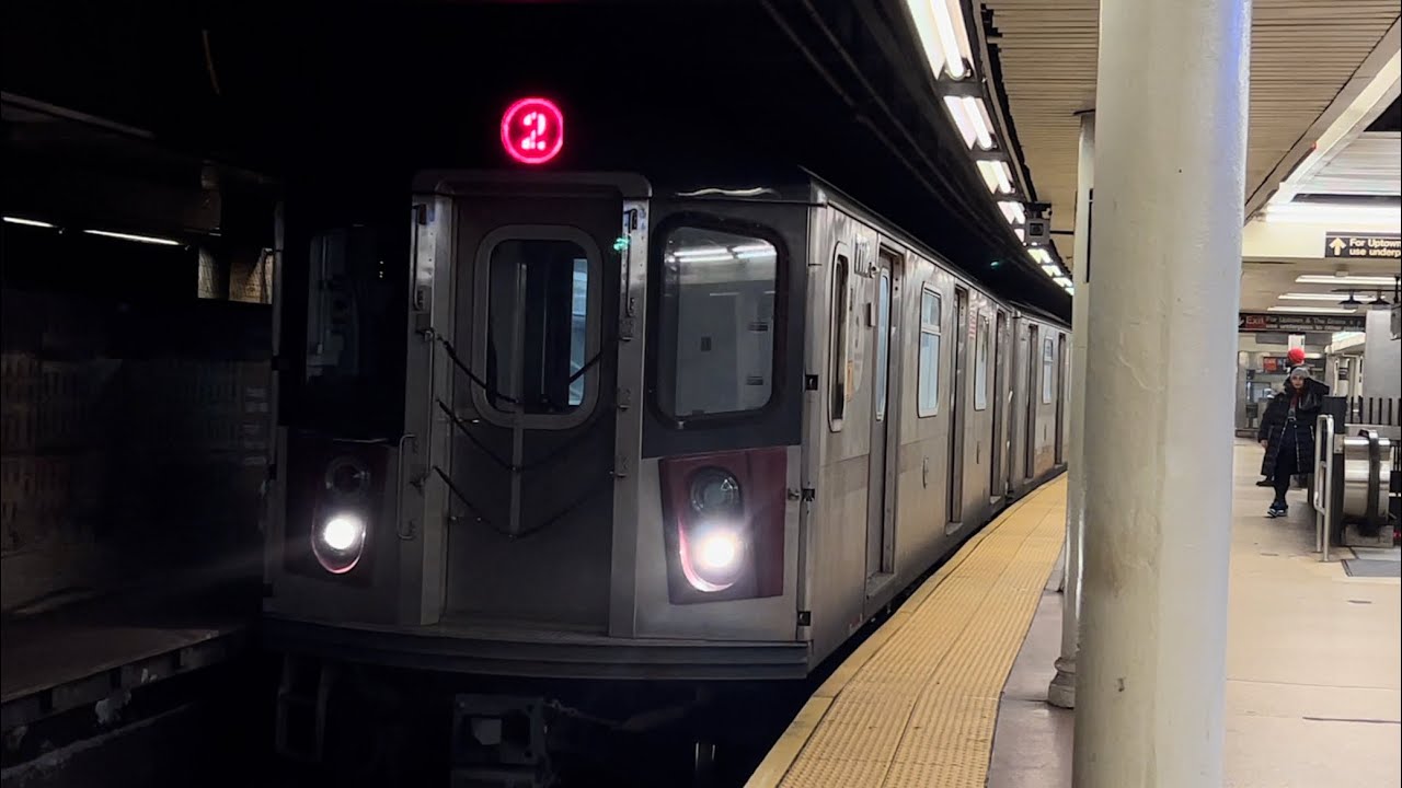 IRT Lexington Ave Line: (2) (4) (5) Trains @ Bowling Green (R142, R142A)