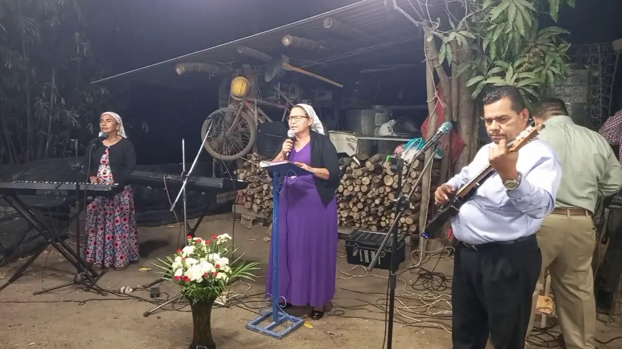 VIGILIA DE ACCION DE GRACIAS EN EL HOGAR DE LA FAMILIA SALINAS  MISIÓN CRISTIANA LA CASA DE YESHUA