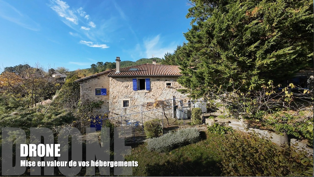 Visite virtuelle d'un gîte en Ardèche avec un drone