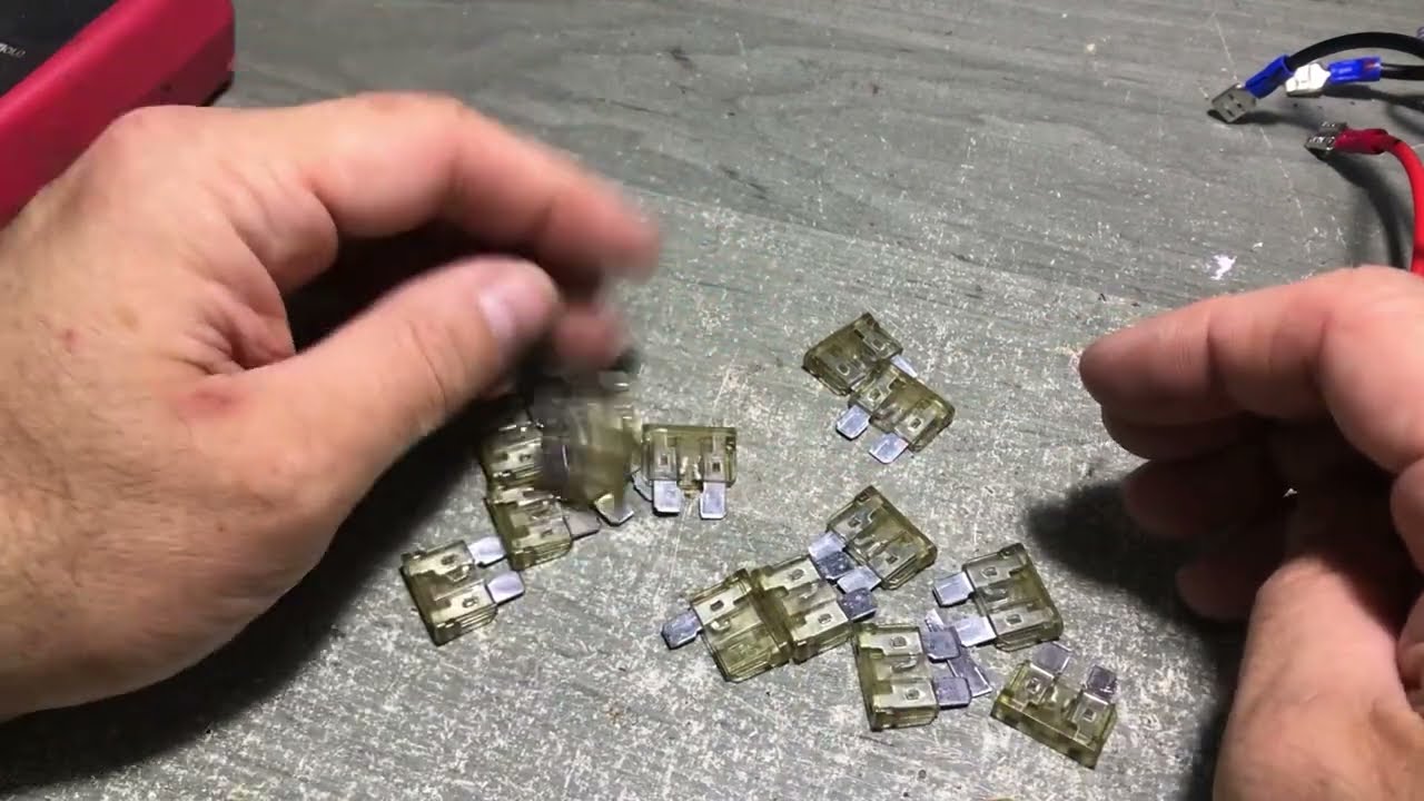 EDECOA 1500(3000) Вт. 12 В. з зарядкою. Зустрічний струм?