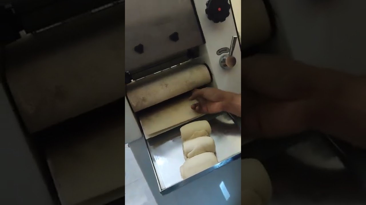 Mesin dough moulder merk Sinmag Taiwan untuk gulungan roti tawar ok. Minat : WA. 0895.3222.92356