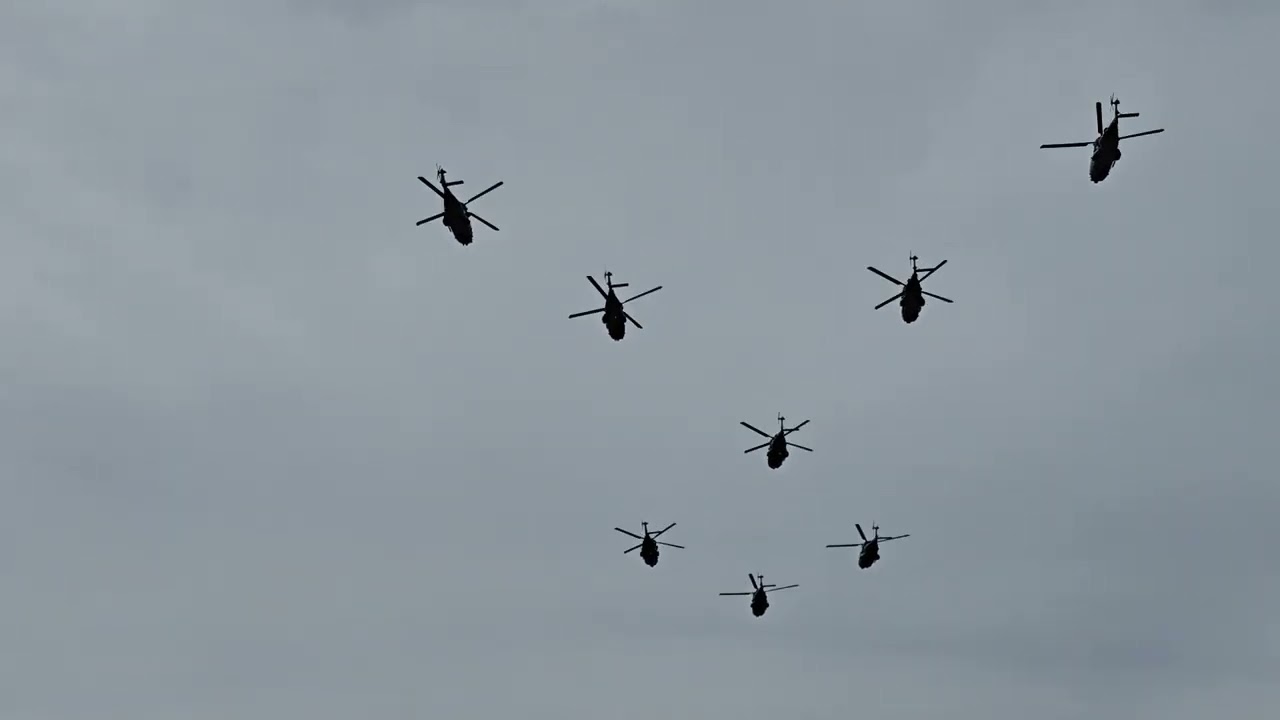 Strepitosa formazione di SH-90A sui cieli di Palermo