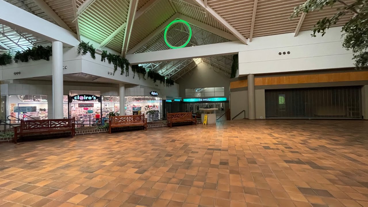 Southbridge Mall (Mason City, IA) - 1980s dead mall