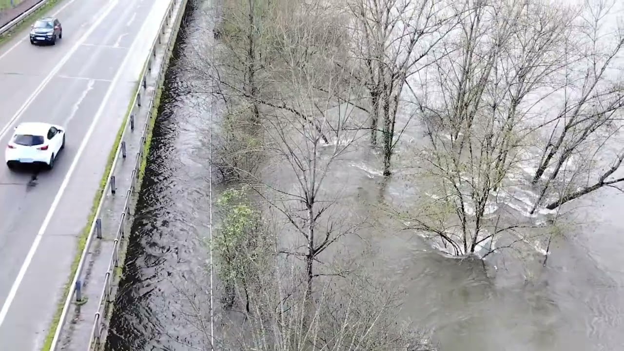 El río Miño,ya cubre el paseo peatonal a las altura del puente Romano...