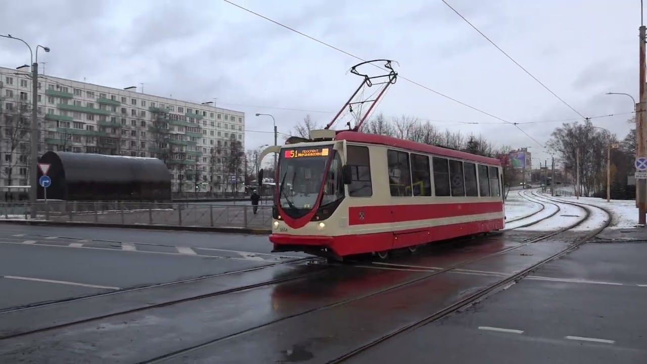 Трамвай ЛМ-99АВН следует по Пискарёвскому проспекту, город Санкт-Петербург