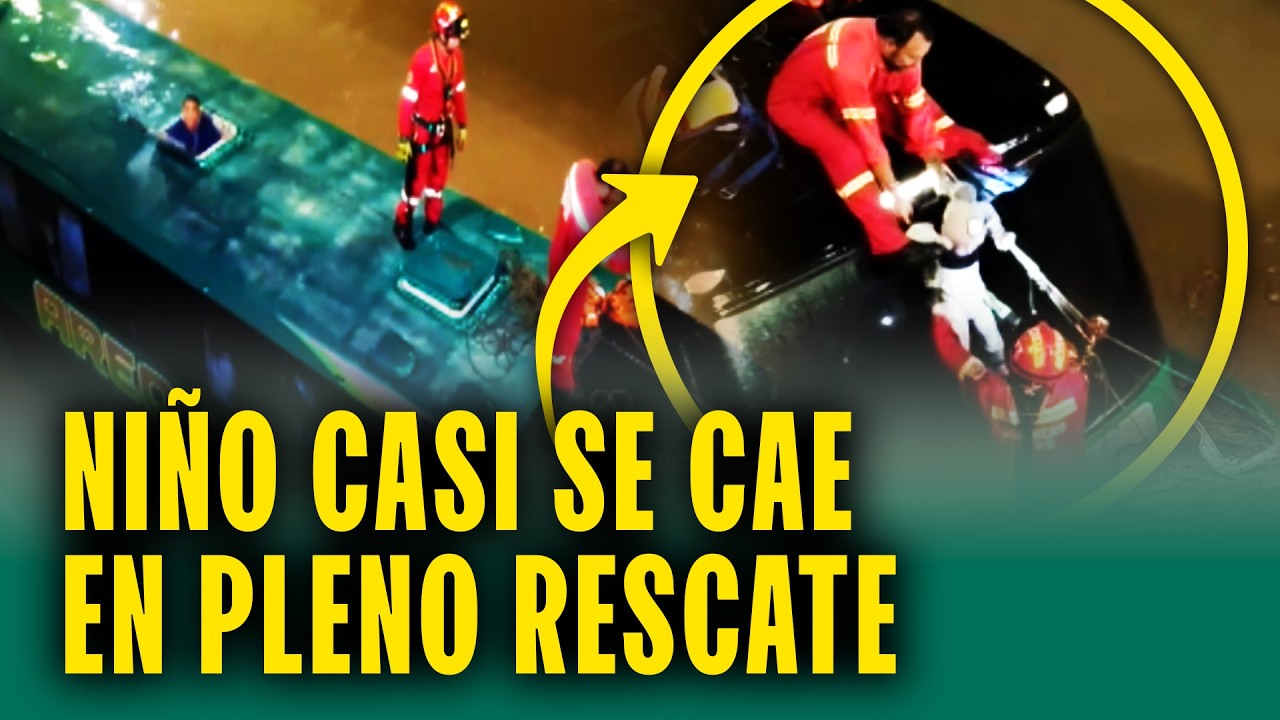 Niño casi cae al agua en pleno rescate: Pasajeros quedaron atrapados en un bus durante inundación