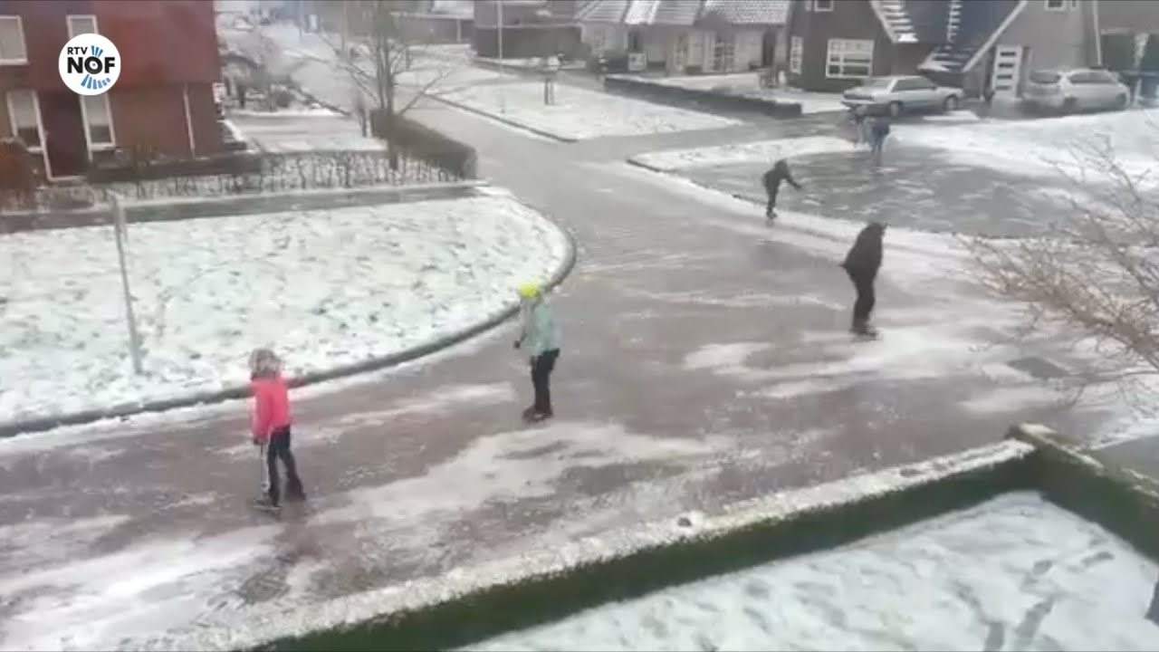 IJZEL | IJsbaan op straat in Kollumersweach: veel schaatsers actief