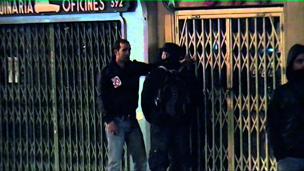 29M Barcelona. Mossos o Guardia Urbana: policia secreta infiltrada - deté - deteniendo 2 personas.