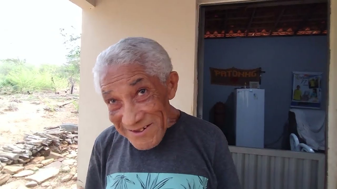 PATONHO VAI ATÉ  O QUINTAL OLHAR A TERRA PRA PLANTAR