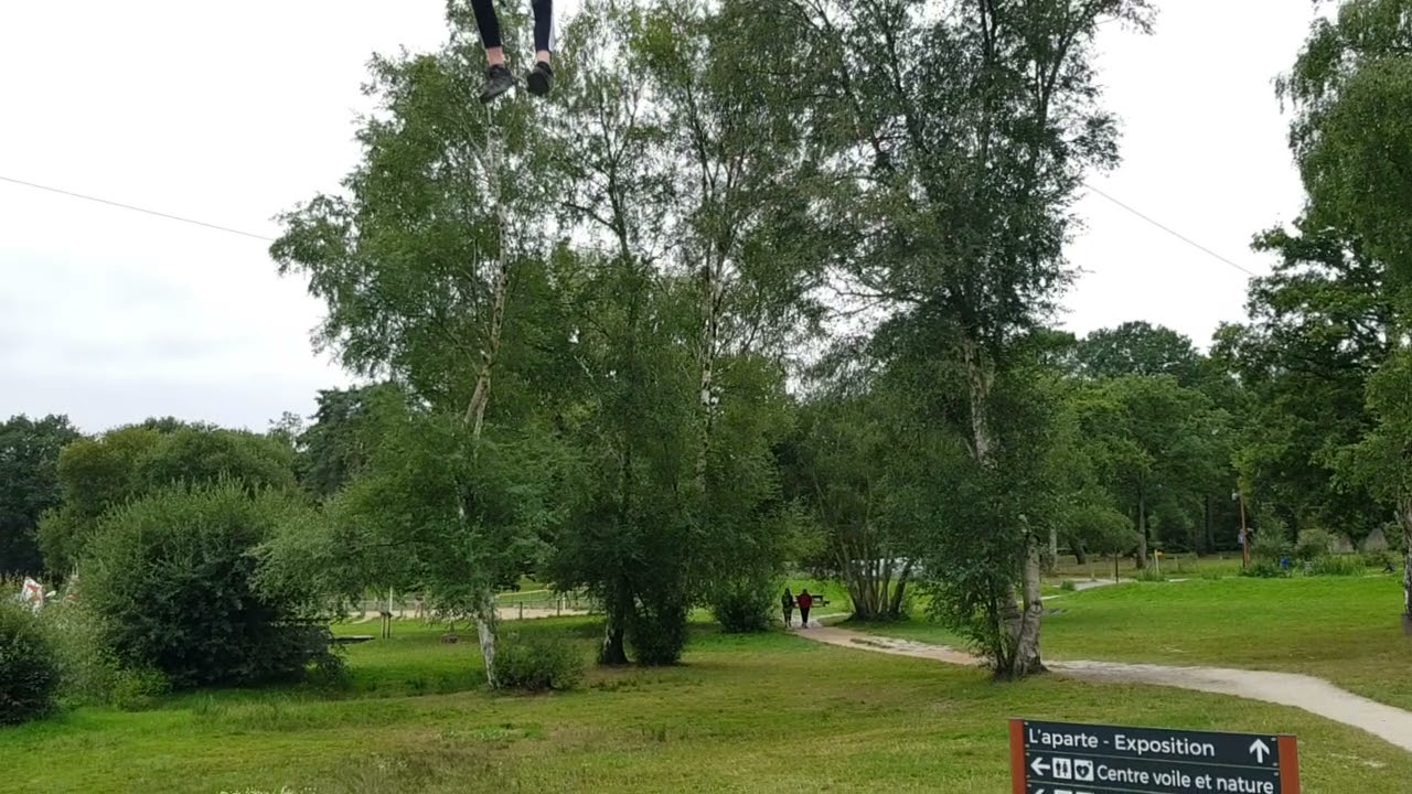 Tyrolienne au lac de Tr&eacute;melin &agrave; Iffendic, en Broc&eacute;liande Bretagne, proche de l'&eacute;p&eacute;e Excalibur.
