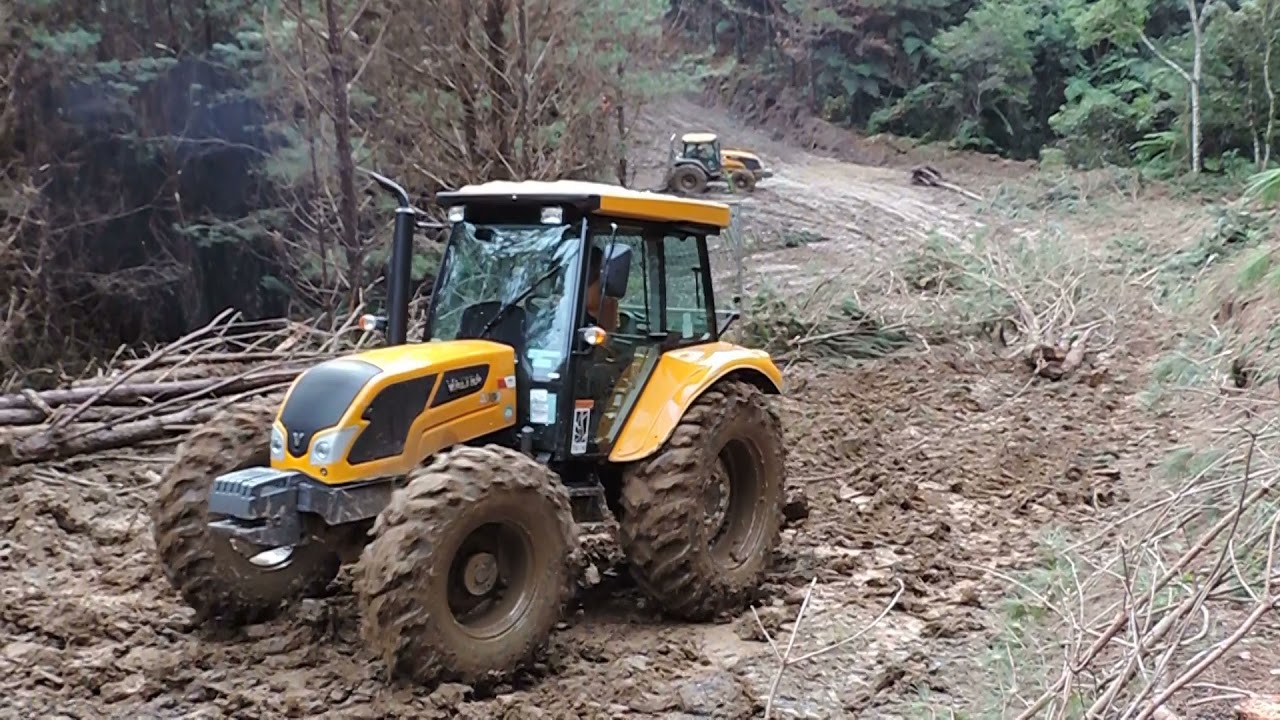 Trator Valtra A950 + Guincho Amata (2017)