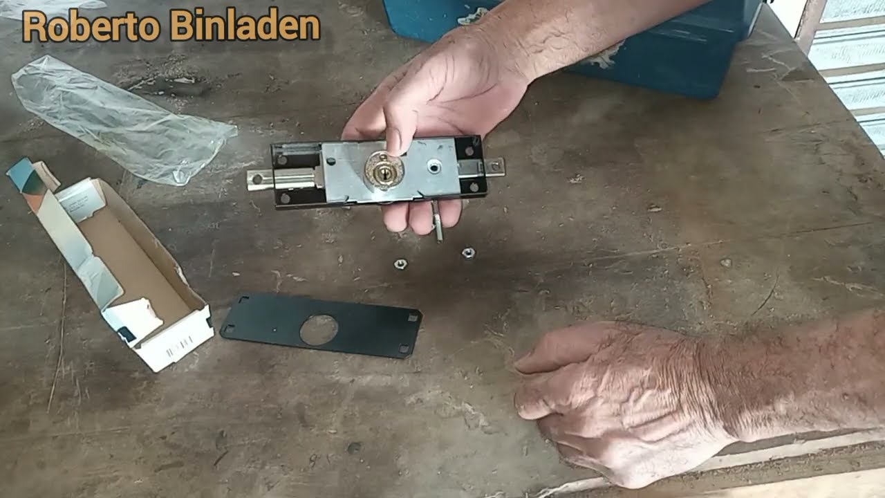 Como instalar fechadura de porta de enrolar,  invadiram minha garage studio.