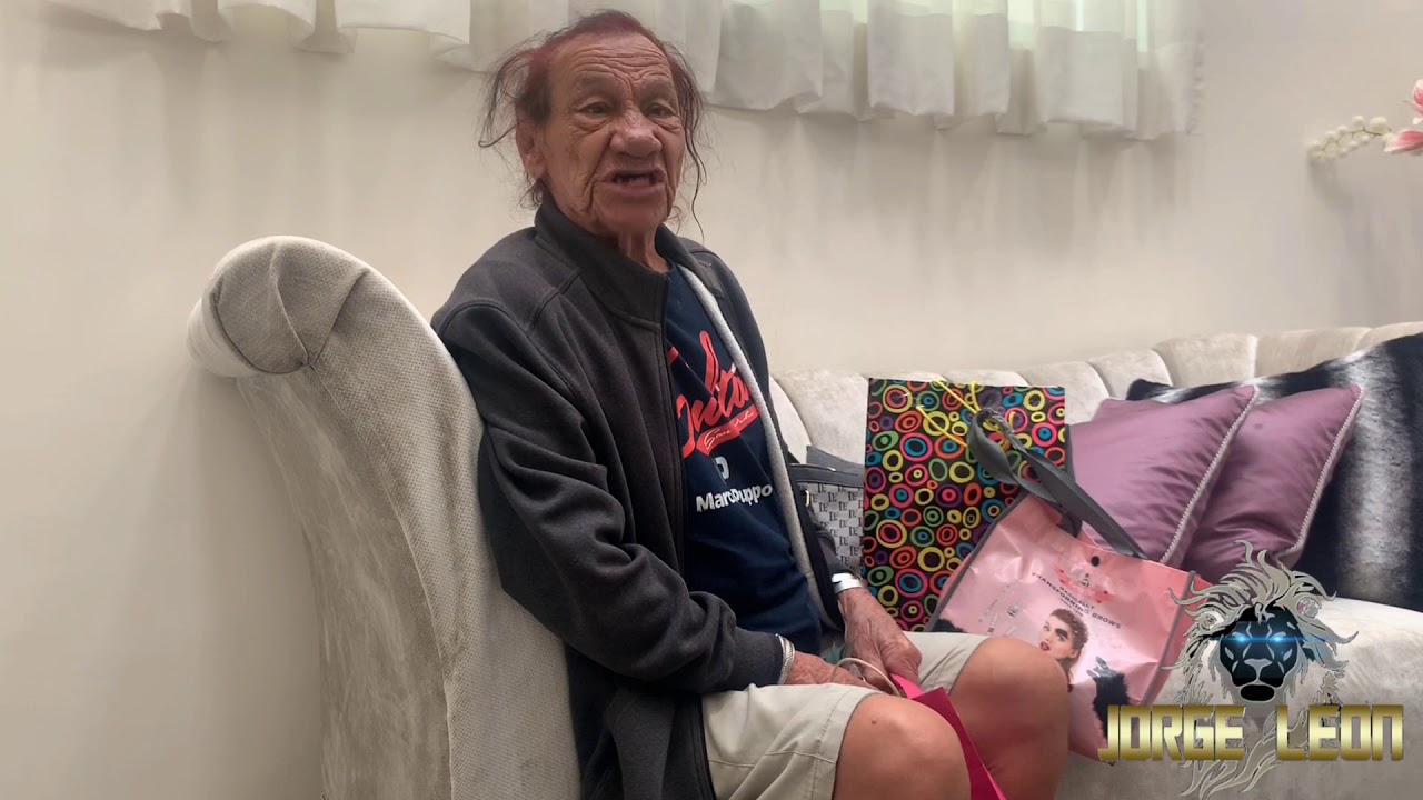 Gilberto llora al abrir un regalo de los de Guadalajara